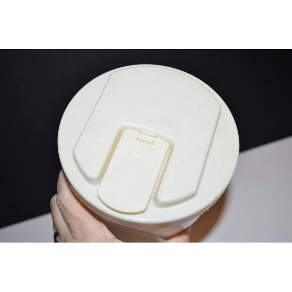Rubbermaid 0038 Servin Saver 2 Qt Measuring Pitcher Almond Flip Top Lid #1 Vtg